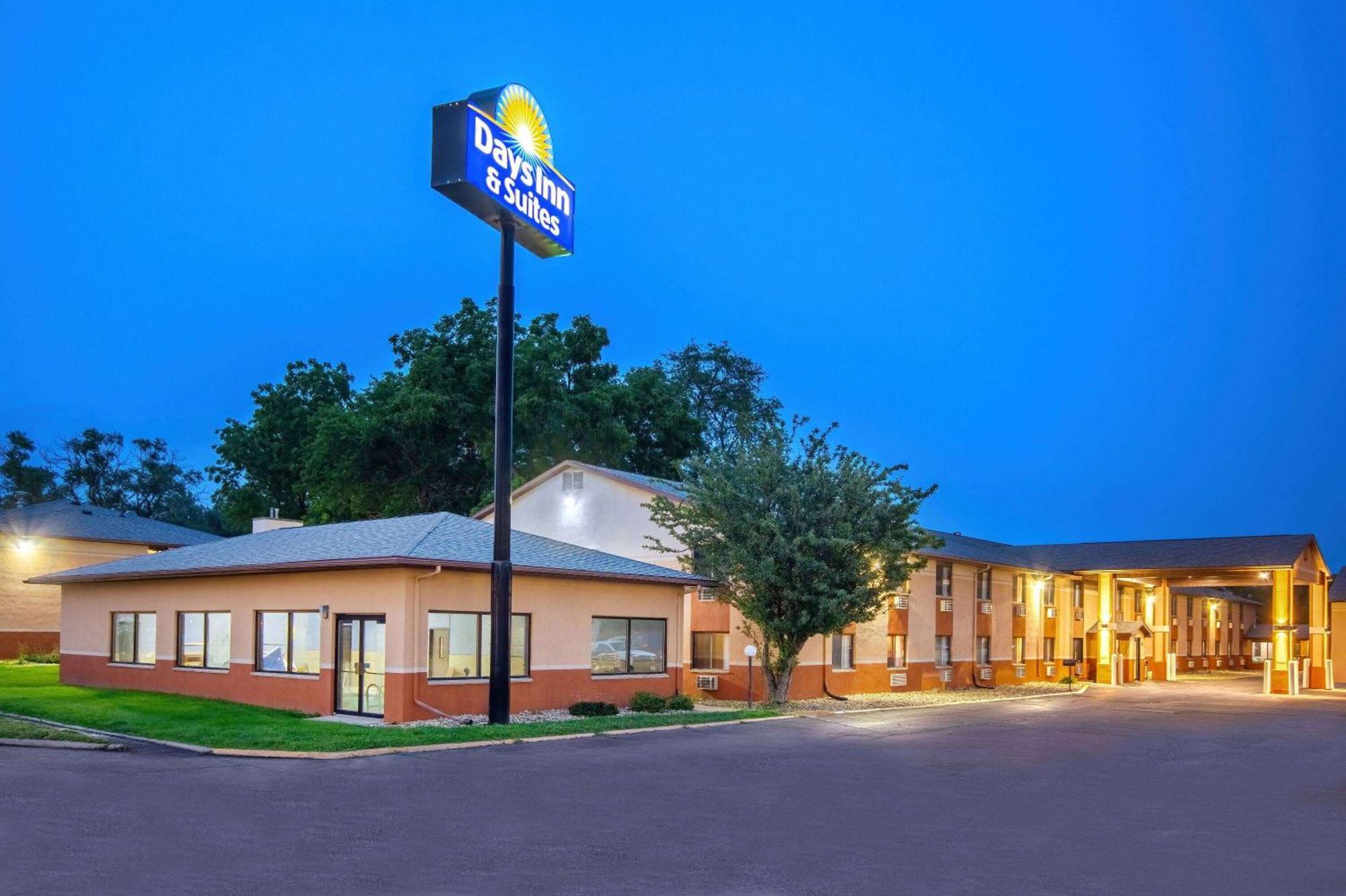 Days Inn & Suites By Wyndham Waterloo Exterior foto